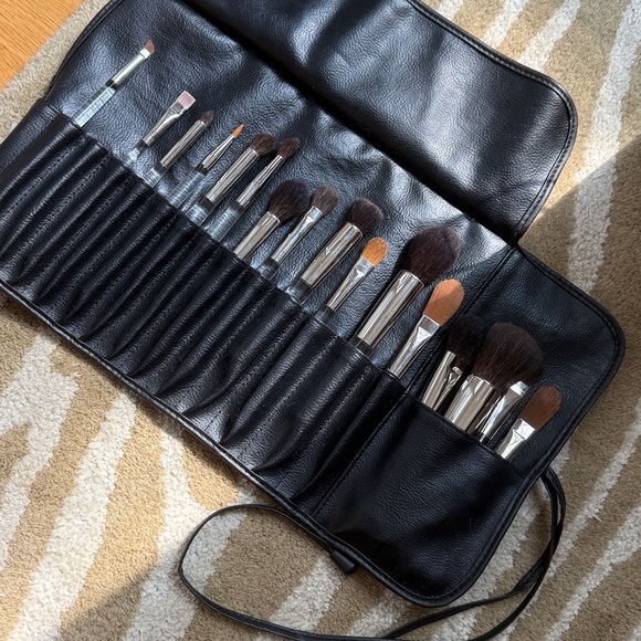 New Trish McEvoy 18 pc brush collection ! With two bags - a rollable bag + flat - Picture 1 of 9